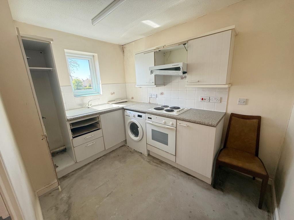 Lot: 32 - ONE-BEDROOM FLAT IN NEED OF IMPROVEMENT - Kitchen area